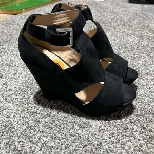 NINE WEST  SIZE 7 BLACK FAUX SUEDE OPEN TOE WEDGES PLATFORM SHOES- See Note